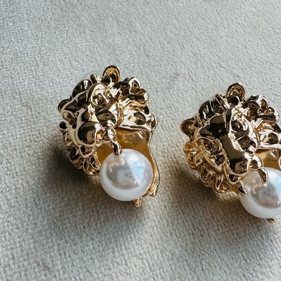 18k Gold Plated Lion Head Vintage Style Pearl Stud Earrings Large - Picture 4 of 12